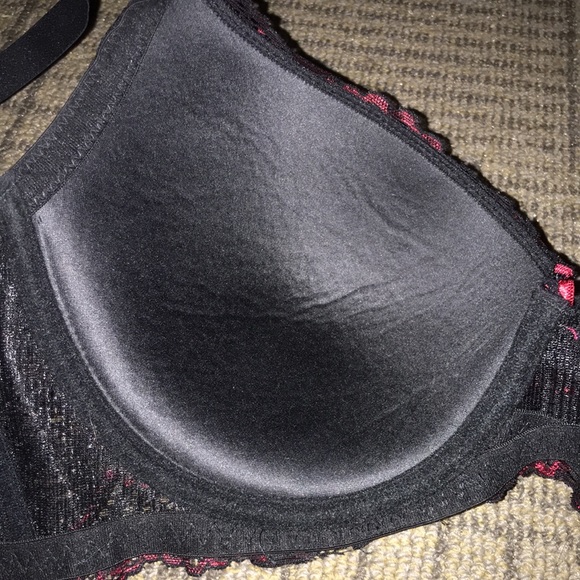 Black and Red Laced Bra - Picture 8 of 9